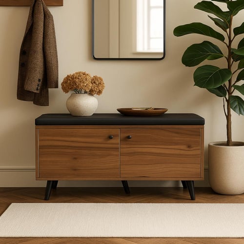 مقعد خشبي أنيق بوسادة سوداء ودواليب تخزين عملية.