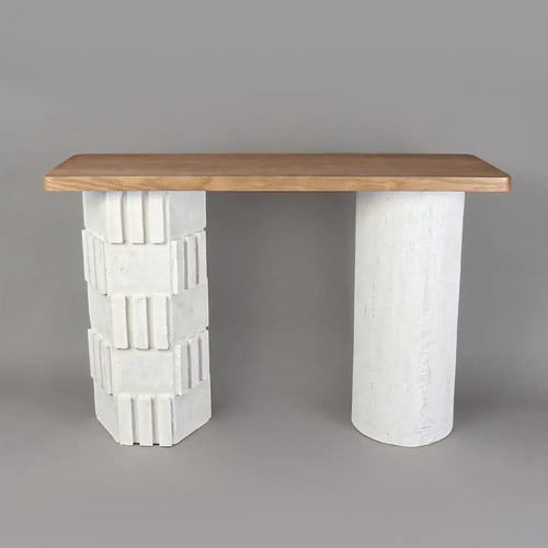 كونسول روفل بتصميم عصري يجمع بين سطح خشبي دافئ وقو...