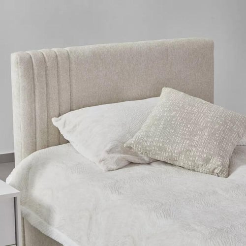 سرير فردي منجد قماش بيج بهيكل خشب هندسي بمساحة تخز...