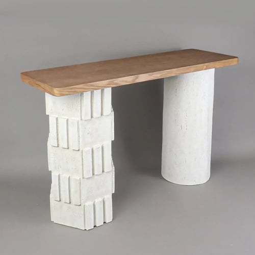 كونسول روفل بتصميم عصري يجمع بين سطح خشبي دافئ وقو...