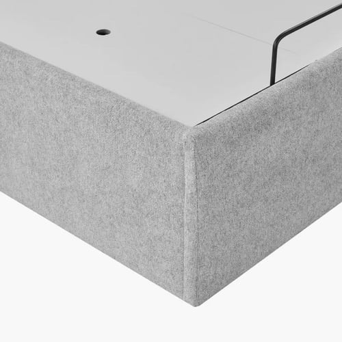 سرير فردي منجد قماش رمادي بهيكل خشب هندسي بمساحة ت...