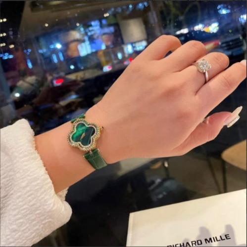 ساعة فان كليف VAN CLEEF نسائية