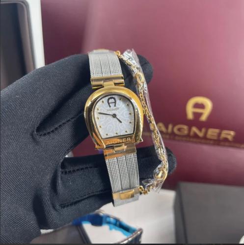 ساعة أقنر نسائية