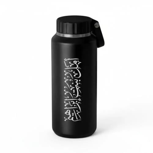 تنسيق ورد طبيعي فاخر على خشب مع هدايا شخصية وساعة...