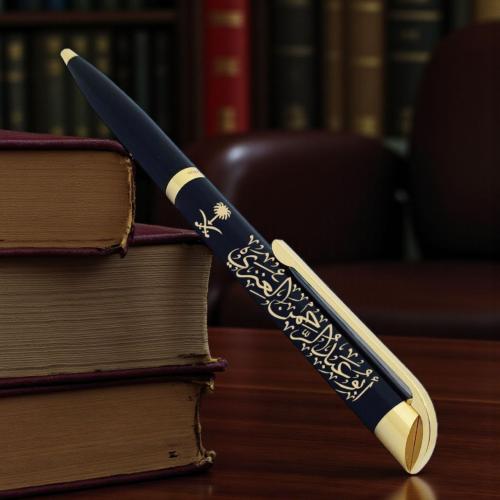 قلم أنيق أسود بحواف ذهبية مخصص مع نقش الاسم وعلبة...