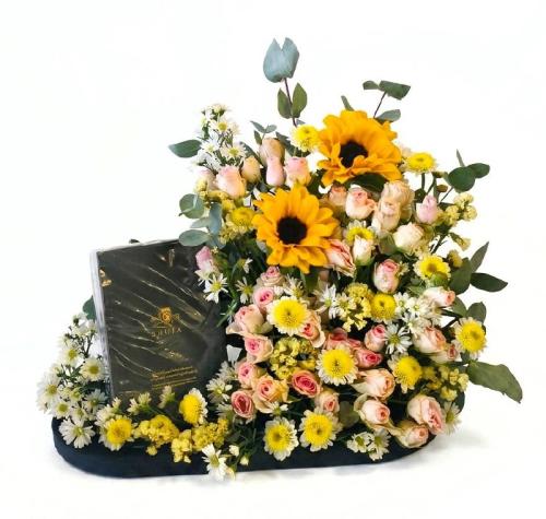 Luxurious natural flower arrangement with sunflowe...