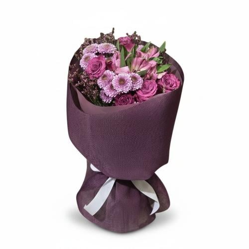 باقة ورد طبيعي تنسيق أستروميريا وروز وكريز ريجن مع...