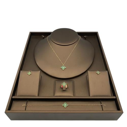 طقم ذهب عيار 18 الوزن 8.40 جرام