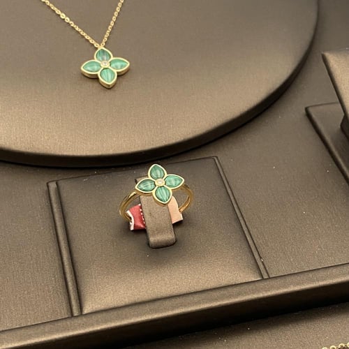 طقم ذهب عيار 18 الوزن 8.40 جرام