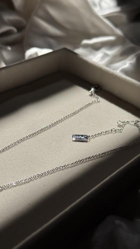 عقد MOVE UNO مرصّع