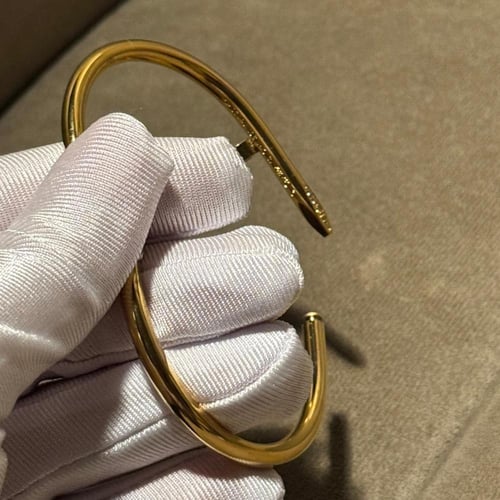 سوار من مجموعة "جوست آن كلو"