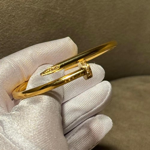 سوار من مجموعة "جوست آن كلو"