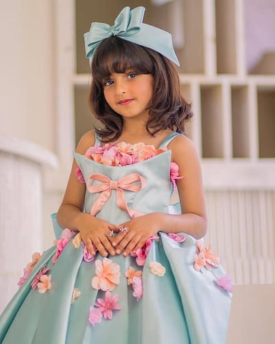 فستان مورد بتصميم فريد