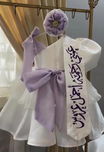 فستان ابيض بشرايط موف مع وشاح تطريز