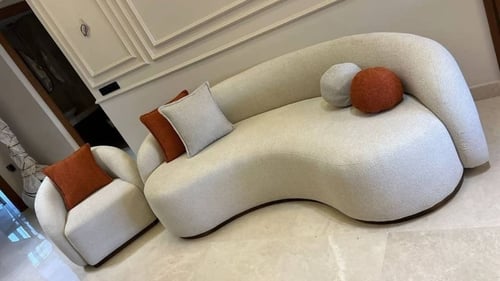 كنب مودرن منحني فاخر – لون أوف وايت مع وسائد تيراك...