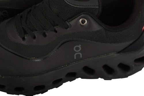 حذاء اون راننق X لويفي