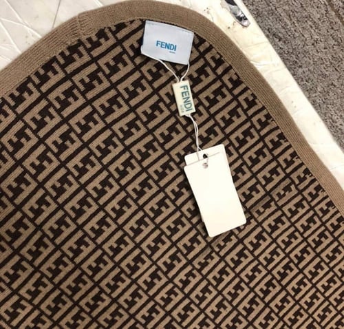 بطانية فندي مع التاق فقط طبق الاصل