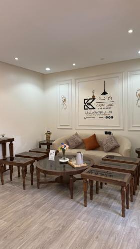 طاوله رئيسية + 6 خدمه + 2 جانبيه + كونسول - خشب قشرة الجوز