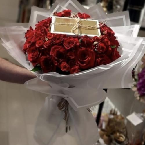 باقة ورد جوري مع شوكلت بستاني