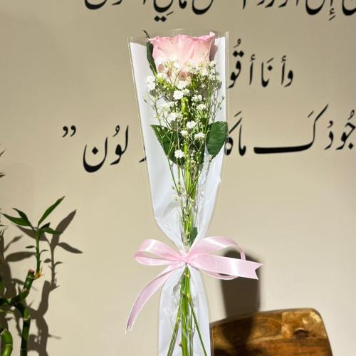 وردة واحدة مغلفة
