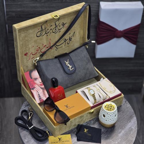 بوكس نسائي متكامل شنطة مع طقم ساعة وعطر أنيق