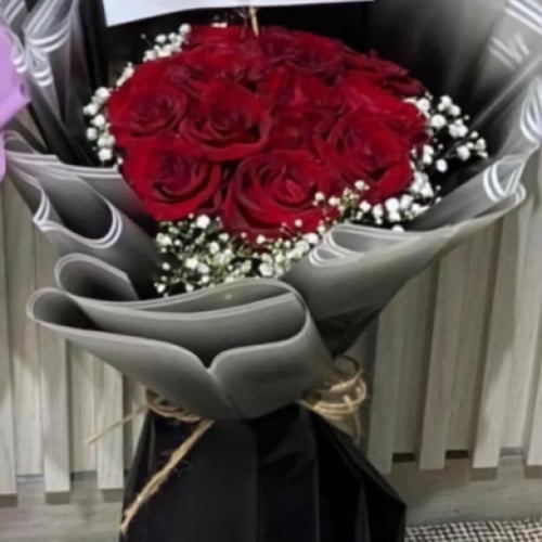 هودي شتوي مع باقة ورد أنيقة