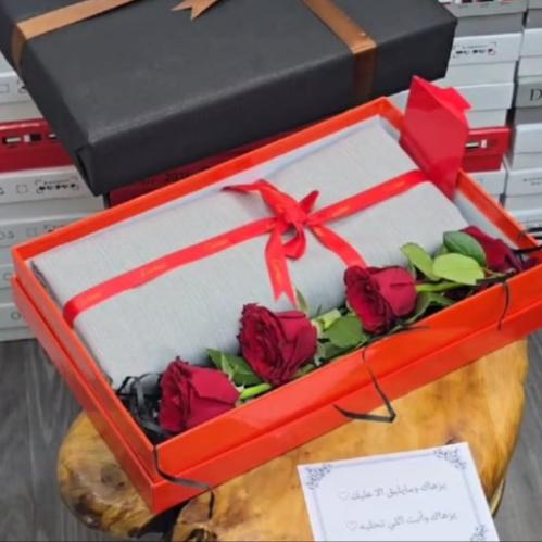 هدايا رجاليه مع باقة ورد لون احمر