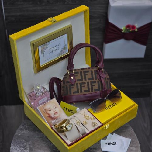 هدايا نسائية متكاملة شنطة مع طقم ساعة وعطر