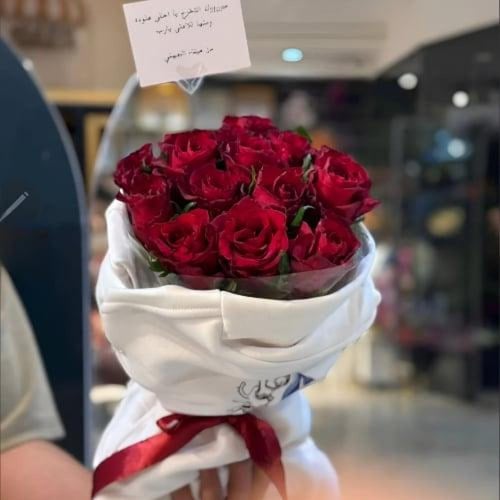 هودي شتوي مع باقة ورد أنيقة