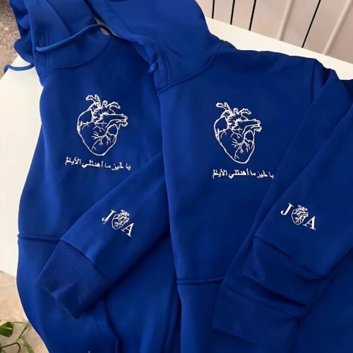 هودي شتوي باللون الأخضر مطبوع عليه عبارة فيني منك...