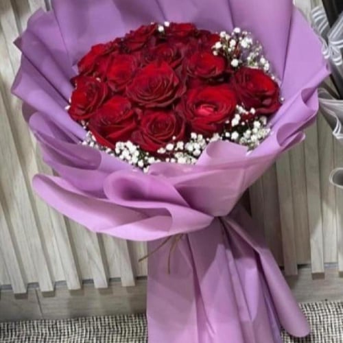 هودي شتوي مع باقة ورد أنيقة