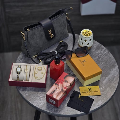بوكس نسائي متكامل شنطة مع طقم ساعة وعطر أنيق
