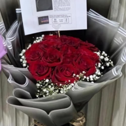 هودي مع باقة ورد