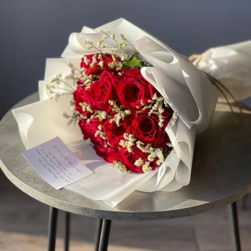 هودي شتوي مع باقة ورد أنيقة