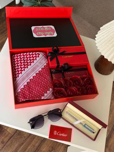 طقم هدايا رجالي كارتير شماغ مع قلم ونظاره مع ورد ج...