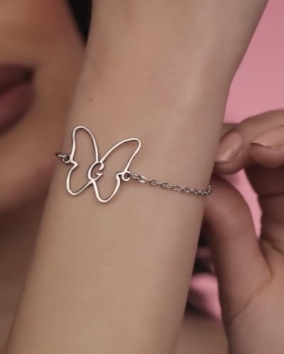 قلاده الفراشه بشكل انيق