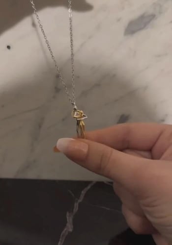 عقد العناق الأبدي ( ليحتضنك دائما بدلاٌ عني )