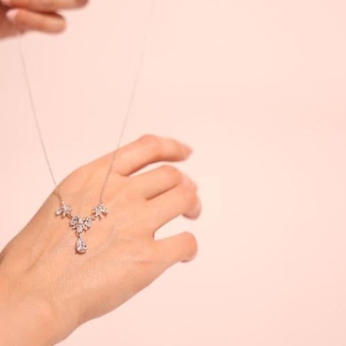 سلسال فضة راقٍ صُمّم ليبرز أناقتك في المناسبات ويكمل إطلالتك بذوق فاخر