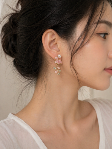 Pink flower earrings with a pearl touch