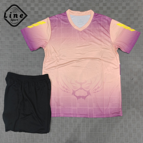 إبداع وحيوية! طقم رياضي بتصميم النمر المتدرج