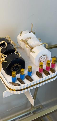 حقائب توزيع داخلها كسرة عود + ربع تولة مسك ( 6 حبا...