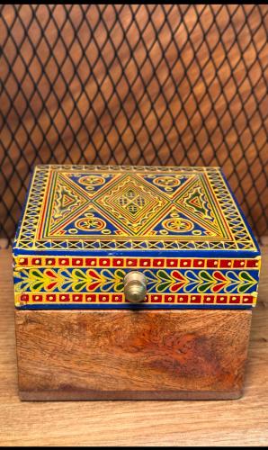 صندوق نقش ازرق وأصفر