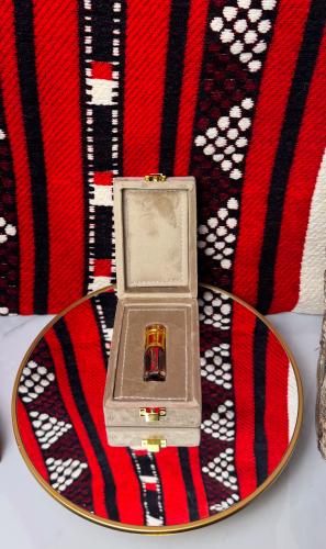 ربع تولة فارغة + علبة جلد لون بيج مخمل