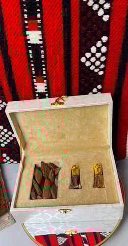 علبة هديه فارغة لون بيج تعبى 2 ربع تولة + أوقية عو...