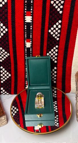 ربع تولة كرستاله فارغة + علبة جلد لون اخضر