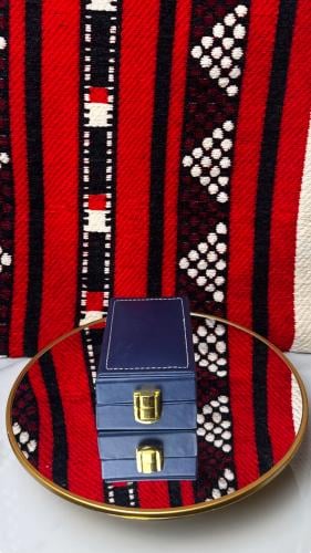 ربع تولة فارغة + علبة جلد لون ازرق