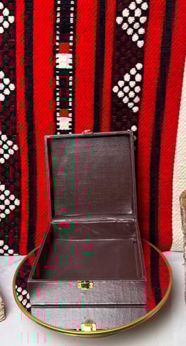 علبة جلد لون بني فارغة