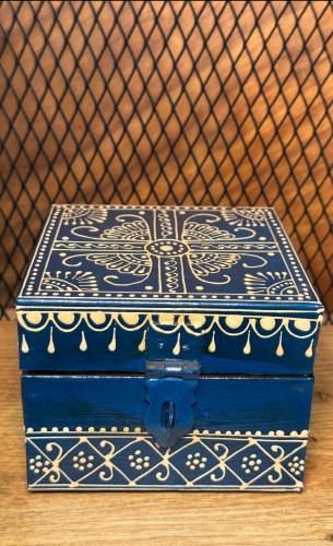 صندوق حديد لون كحلي