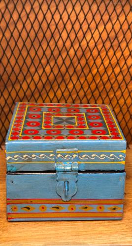 صندوق حديد لون سماوي