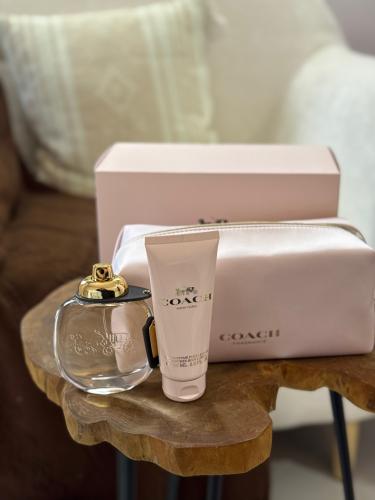 شنطة كوتش وعطر ٩٠ مل و لوشن ١٠٠ مل